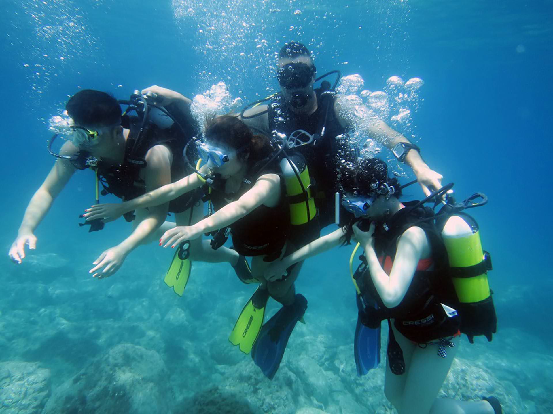 Discovers Scuba diving